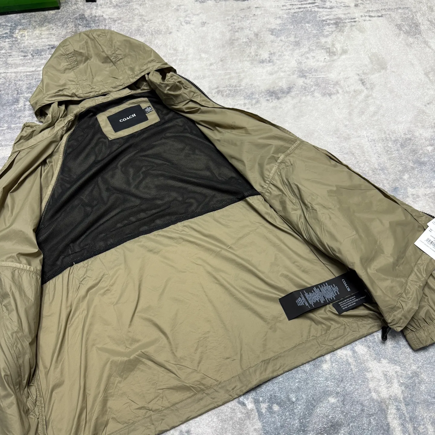 COACH solid color hooded lightweight outdoor men's jacket is a super lightweight sun protection jacket. The whole piece of clothing only weighs 3 grams. The upper body is as thin as a cicada's wings. The entire fabric is soft and has excellent skin fit. The upper body has a cool feeling, so even in the hot summer, it will not feel sticky or uncomfortable. The trading company ships the cabinets from the same fabric. There are only a few hundred pieces in this batch, so they are high quality. The fabric is a dark plaid fabric with a dark luster and texture. With a certain water-repellent design, it can well meet the needs of various scenes, whether commuting or outdoors. The zipper with Koujia letters is very smooth no matter how you pull it. The three-dimensional cut and split version makes the upper body very energetic, and the back is a separate version, which can better wick away sweat and ventilate. The Khaki color is casual Versatile, no matter how you wear it, you can't go wrong. The shopkeeper keeps the money for himself, no more misses. Absolutely good stuff! 🤗🤗🤗 Color: Khaki Size: M-XXL Size M: Length 69CM, bust 124CM, shoulder sleeves 79CM (reference weight: 115-135 catties) L size: length 71CM, bust 128CM, shoulder sleeves 81CM (reference weight: 135-150 catties) XL size: length 73CM, bust 132CM Shoulder sleeves 83CM (reference weight: 150-165 catties) XXL size: length 75CM, bust 136CM shoulder sleeves 85CM (reference weight: 165-180 catties)
